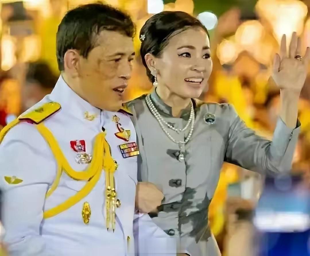 泰国王室搞活动，王妃苏提达自己汗流浃背，衣服都湿透了，却还贴心给泰王擦汗，这是真