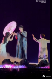 胡夏祝大家天官赐福百无禁忌 胡夏歌声里的红绝满是缱绻爱意，似谢怜对苍生大爱与花城