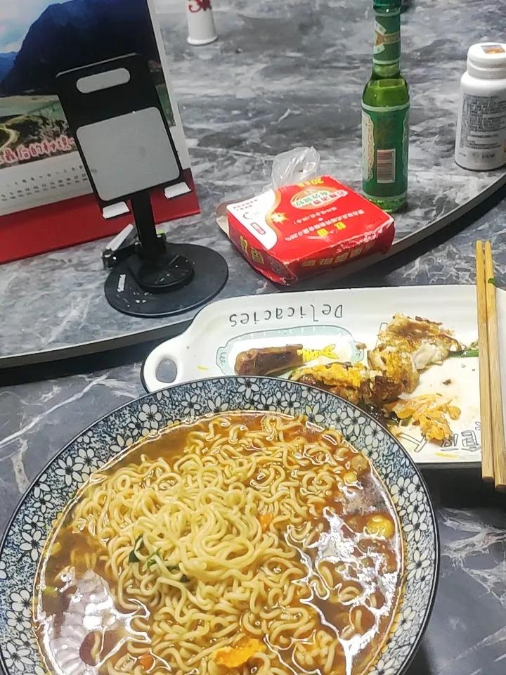 吃碗久违的方便面，熬夜看世界杯，
不知我这把老骨头，还行不行？
