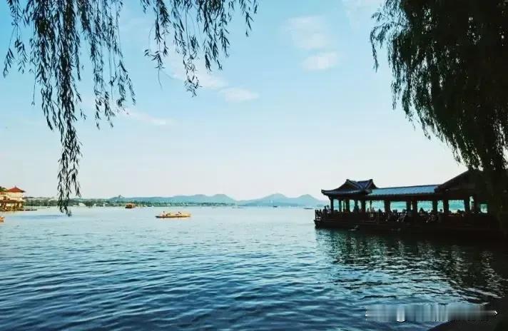 论自然景观，杭州西湖能进国内前十吗？

目前能想到的，九寨沟？黄山？张家界？