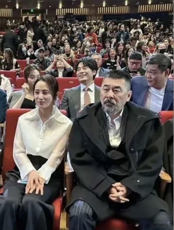 蒋勤勤越来越有魅力了，跟陈建斌的同框合影，显得她好年轻，皮肤白的发光，在人群里最