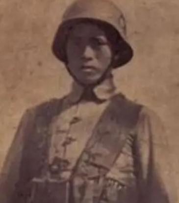 1939年，机枪手曹锡引爆12枚手榴弹，炸死大批日军后，手榴弹已经耗尽，这时，他