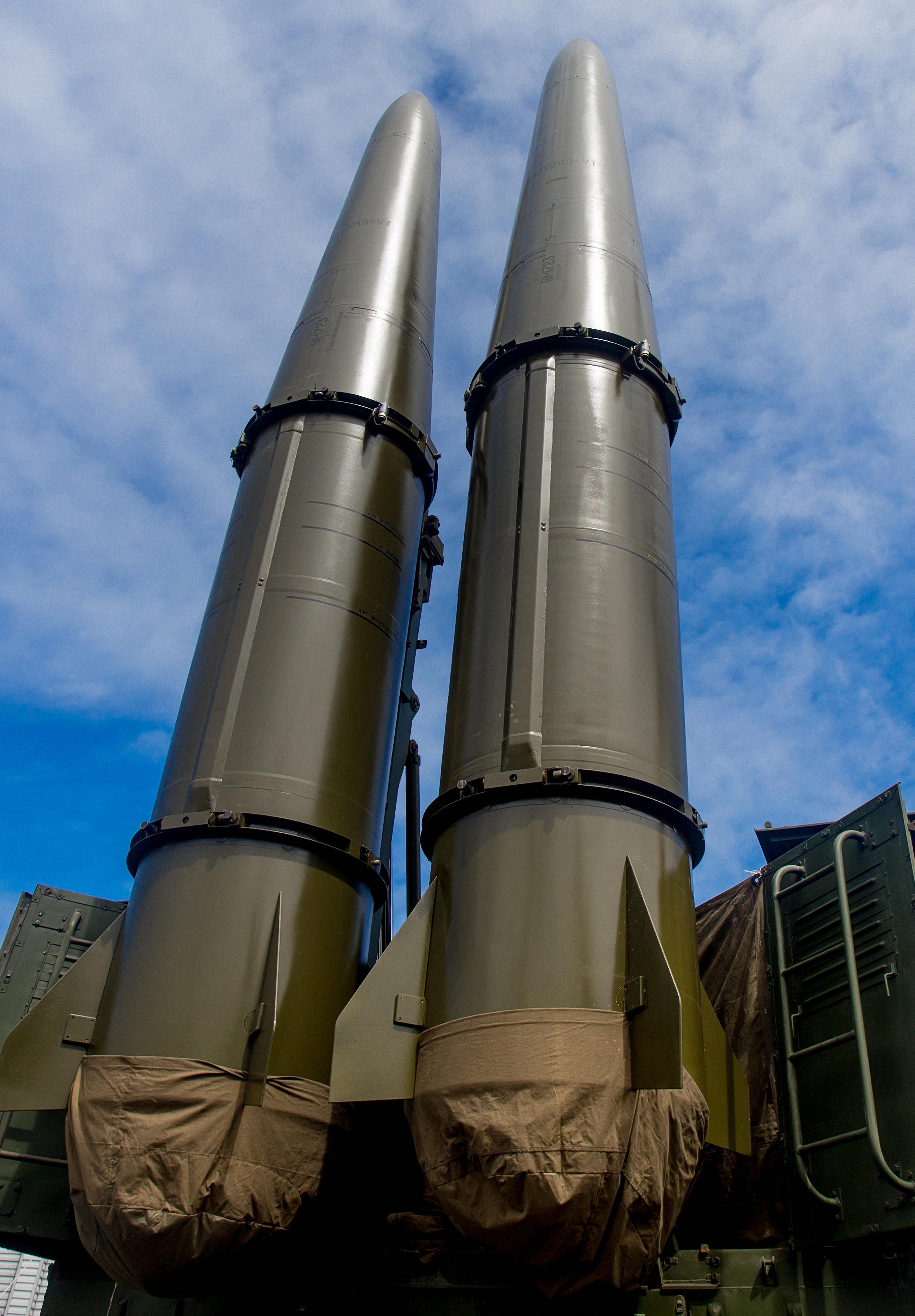 #导弹制造技术# 9M723弹体表面有无线电吸收涂层，降低RCS，增加反导的难度