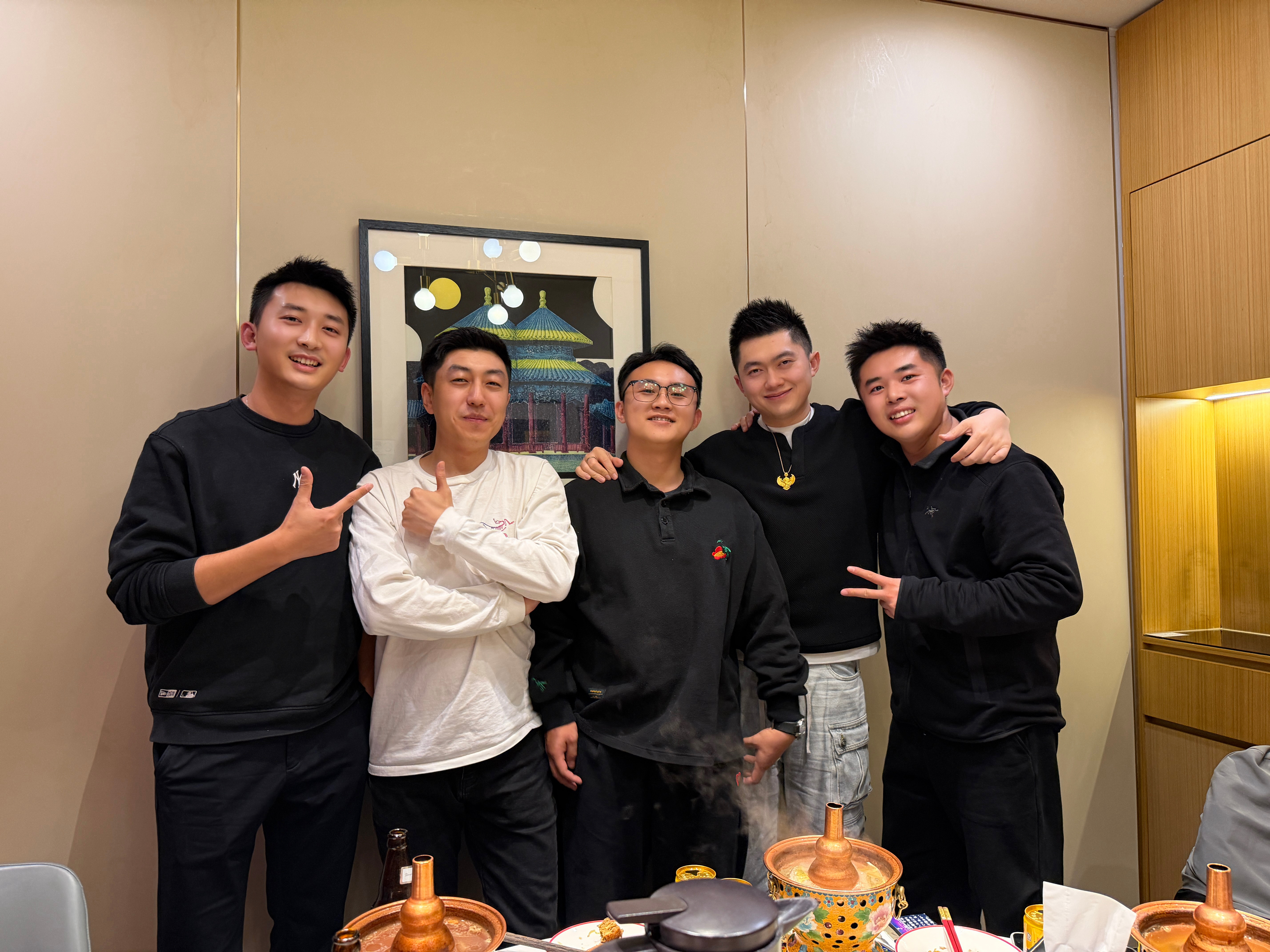 又是难忘的一晚。梁总和博文安排到位了涮肉好吃GTR也好开，老旧燃油车开着也很快乐