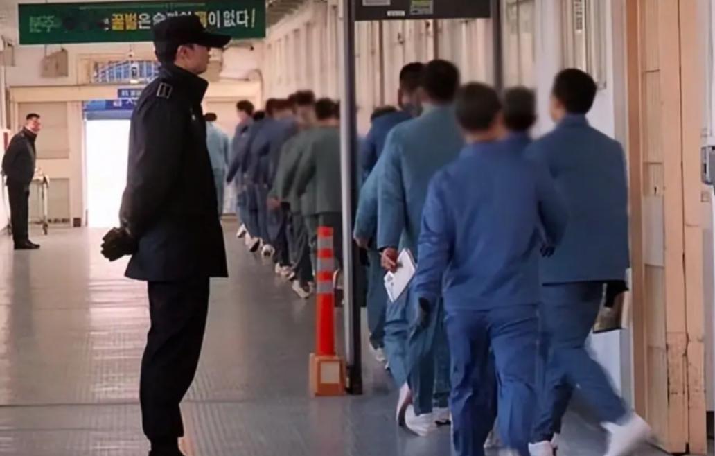 最近韩国的监狱危机火出圈了

根据韩国爆料，全国54所监狱和拘留所，设计容量才5