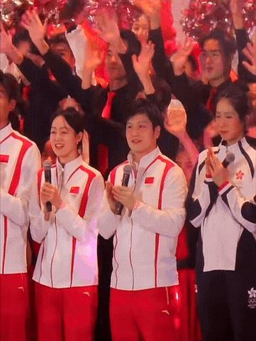 场馆一声巨响，樊振东吓得一激灵，下一秒全场都融化了。
 
你以为他怕？不。他只是