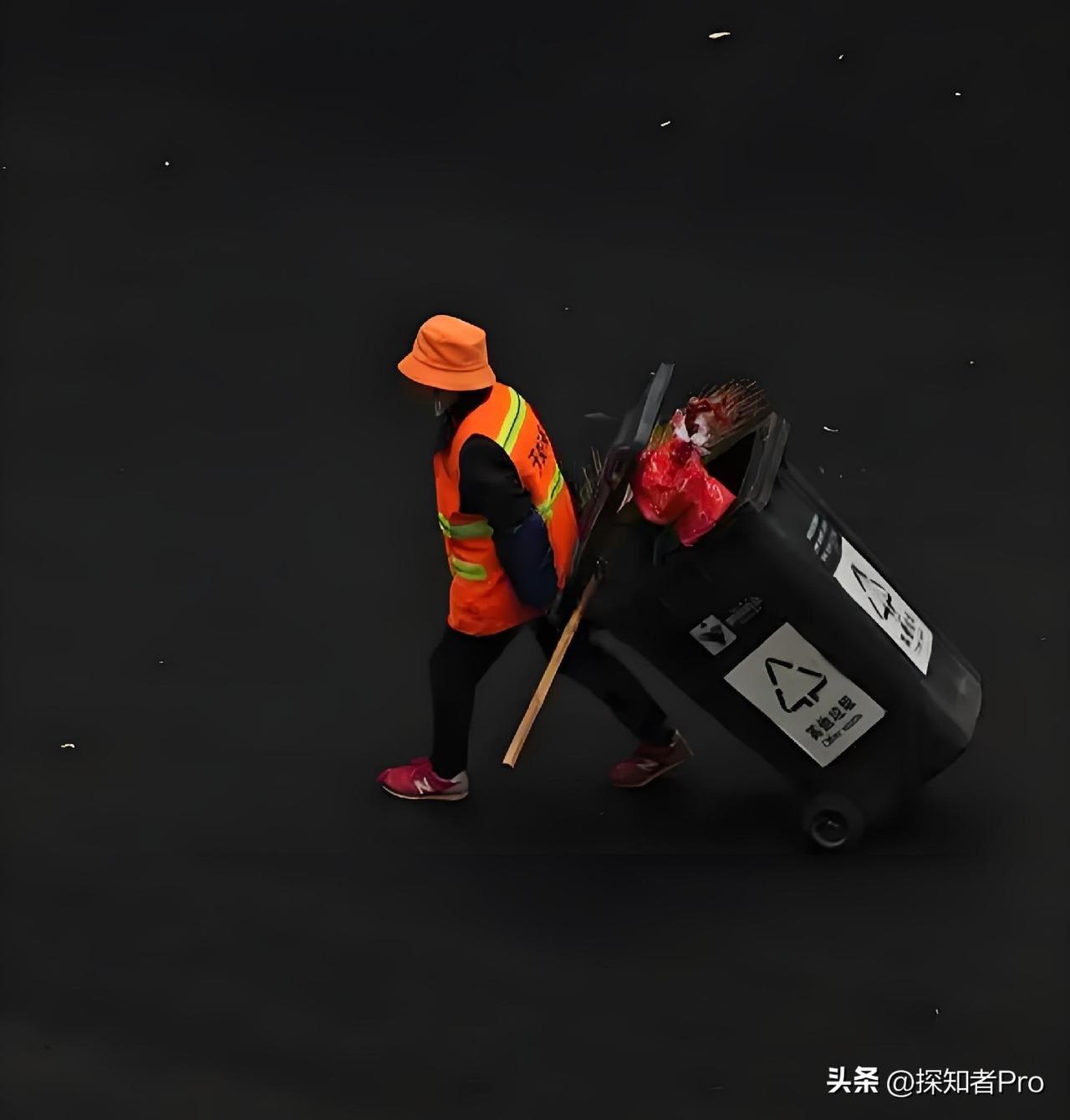 父亲偷盗，女儿销赃
最后父女二人，双双获刑

父亲利用清洁工身份掩护，偷盗企业的