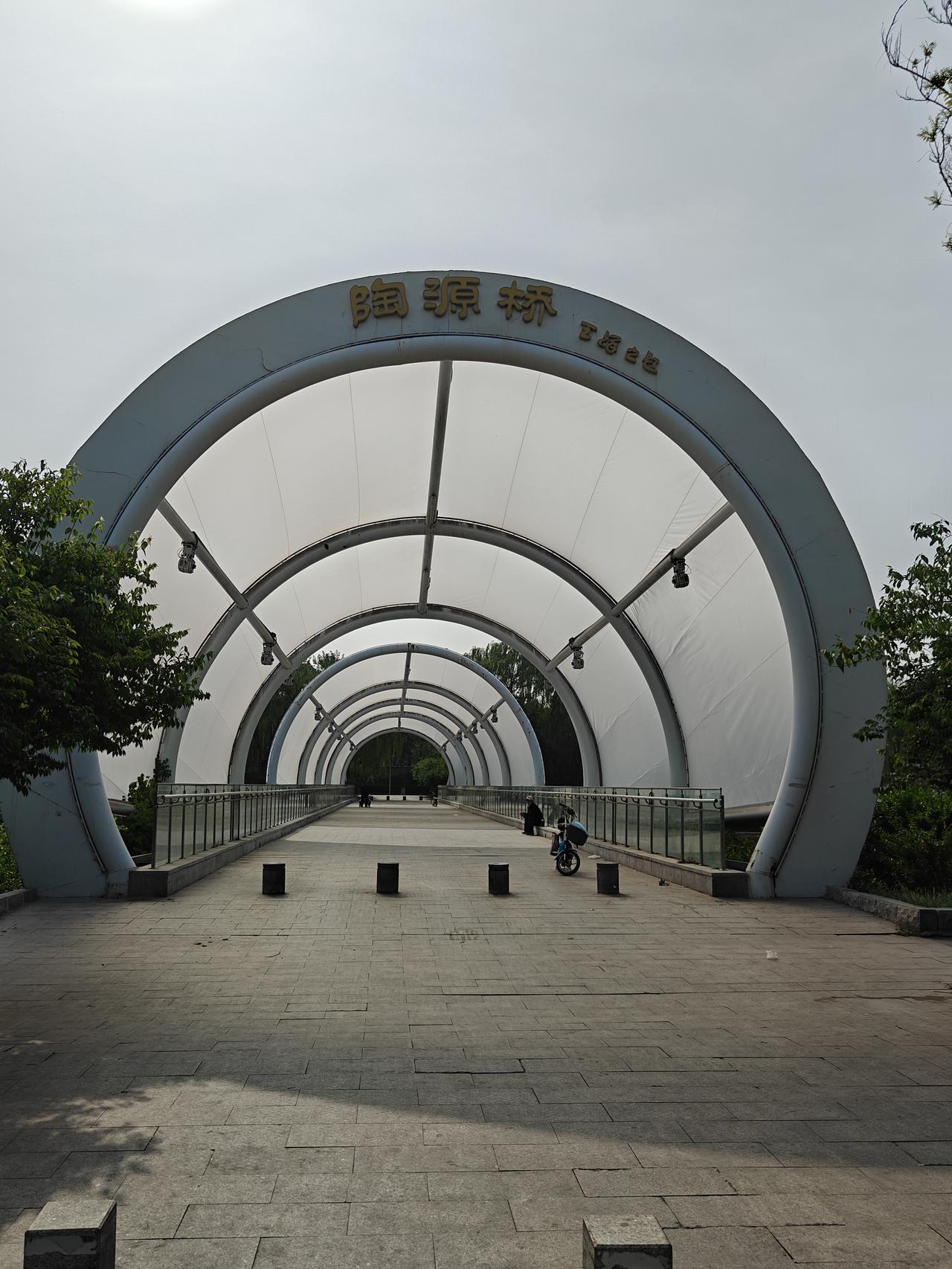 春日生活打卡季瓷源桥，坐落在唐山市弯道山附近陡河上的一座最具特色的桥，桥的名字也