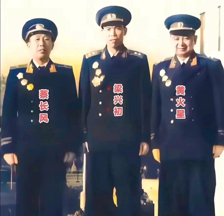 1955年授勋后，三位江西籍开国将领留下的珍贵合影，左起蔡长风少将、梁兴初中将、