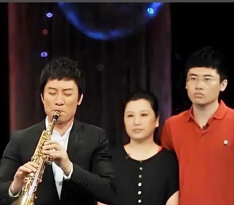 1987年，歌手江涛没成名前爱上了富家小姐万小牧。万小牧不顾父母反对与他裸婚，婚