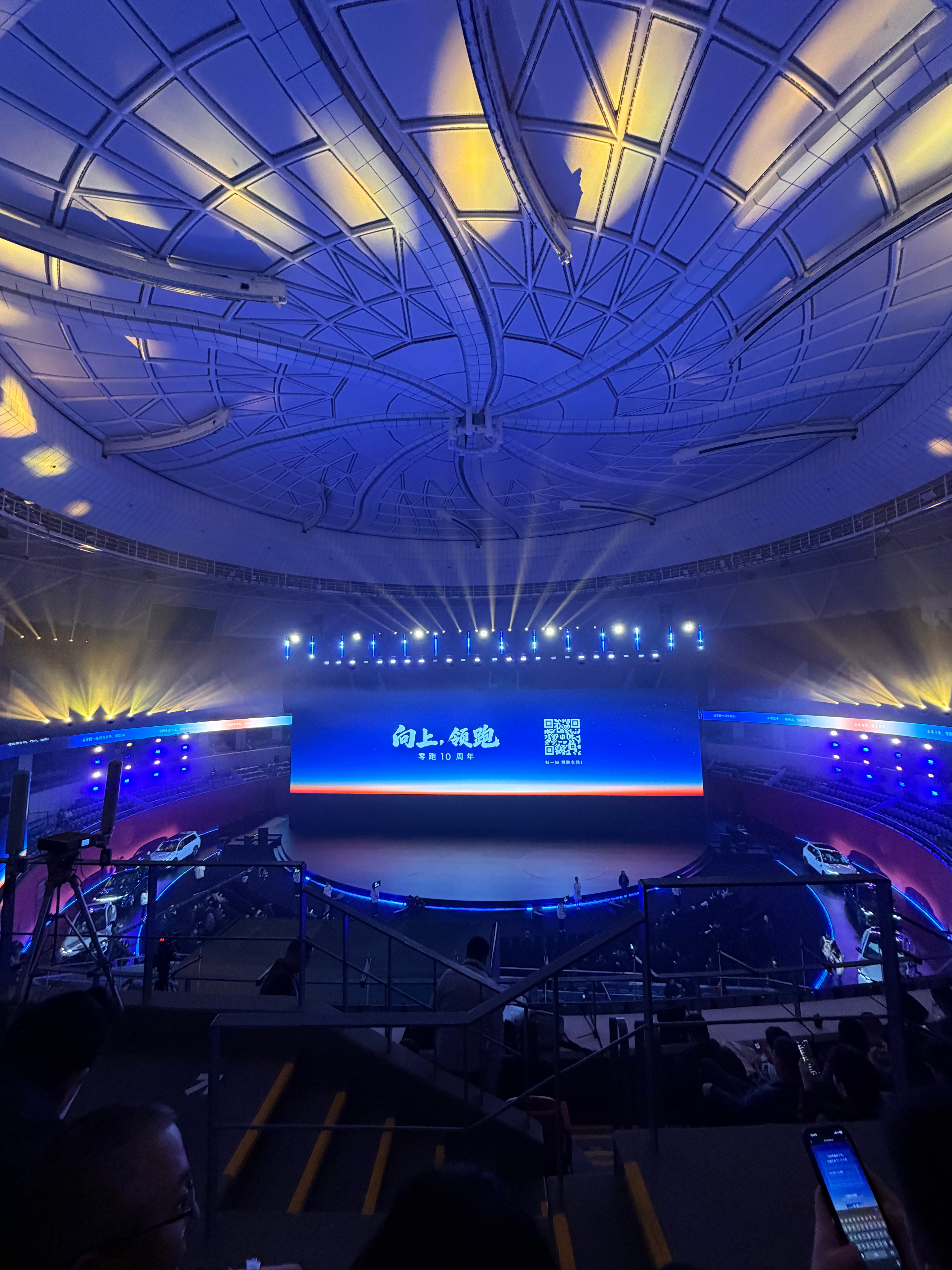 兄弟们，就位了。这次来发布会的媒体爆多，貌似是和抖音的一个什么明星活动撞一起了，