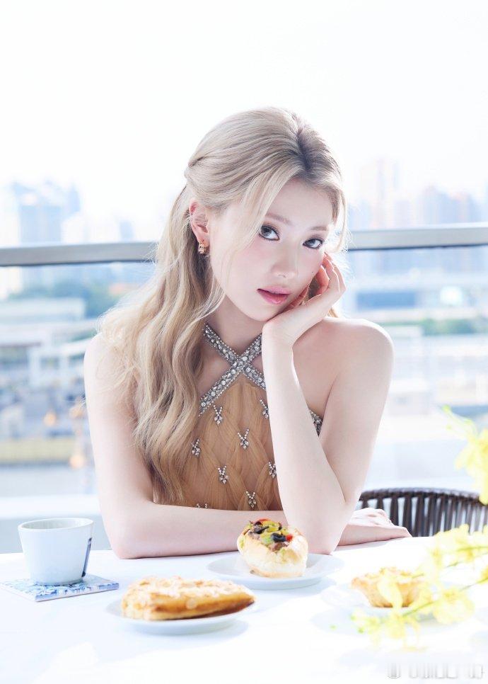 谁还分得清沈小婷和猫 沈小婷模仿猫咪打招呼，温柔又灵动，也太迷人了~ 