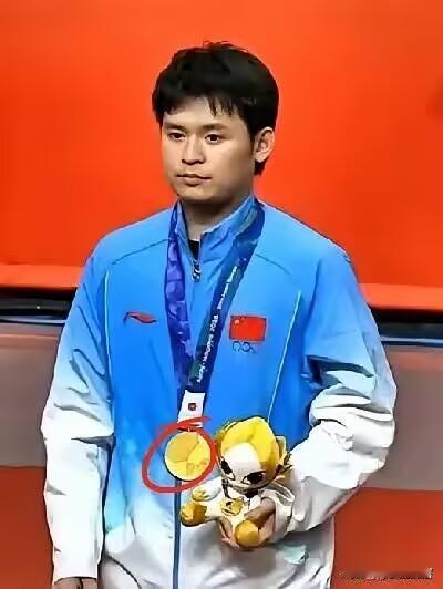 不知道大家有没有留意
林诗栋领奖这张照片
手里拿着沉甸甸的亚运金牌，还有吉祥物玩