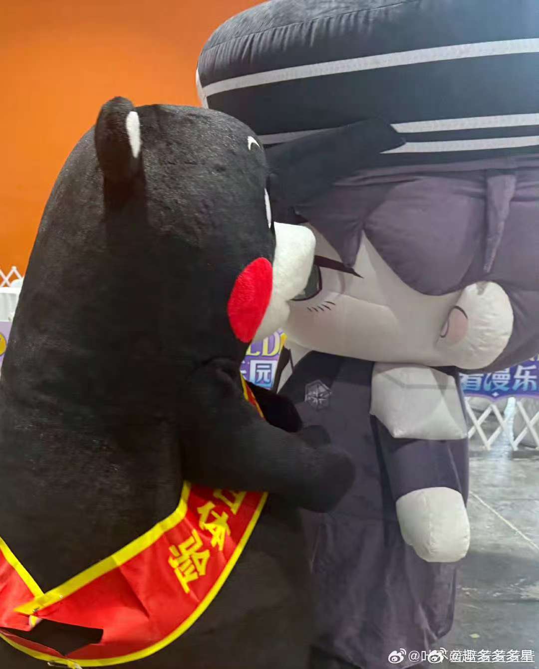 熊本熊复出这只萌物元老也太犯规了吧！比心狐狐和狗狗直接把我萌化了，左手抱着上校右