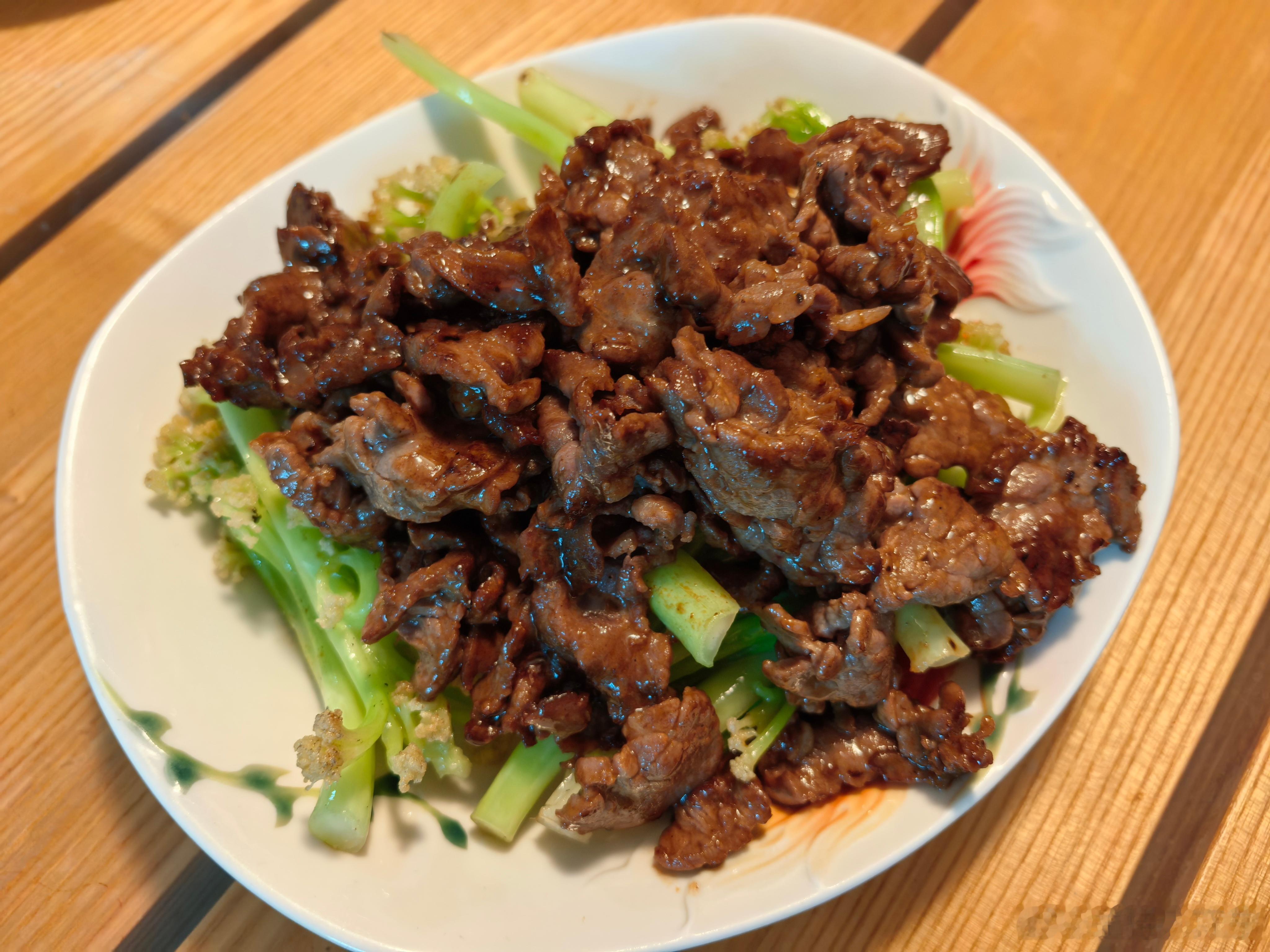 牛肉炒菜花，我喜欢先炒菜花，然后把牛肉放上面，这样菜花可以吸取牛肉的汁，而且很干