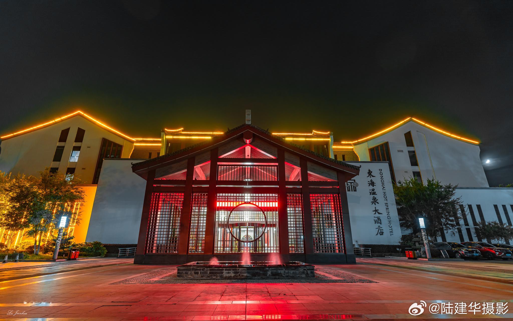 连云港也有温泉酒店，地处连云港东海县西北部温泉镇，有一家五星级的“东海温泉大酒店