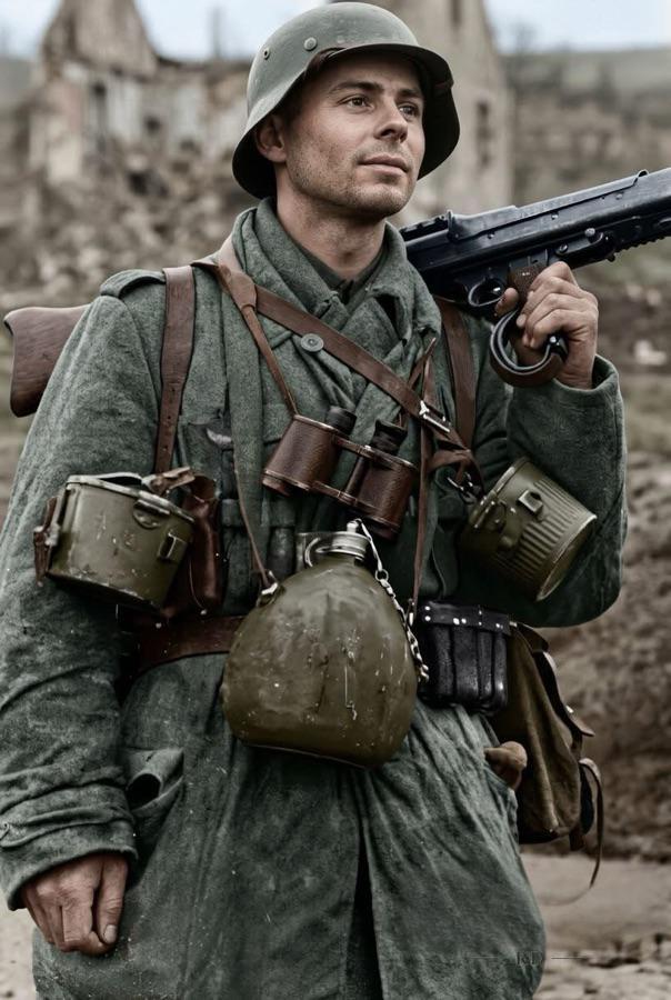 怎么像素这么高？看神情又不像是AI修复！

该二战德军士兵肩扛的是MG42还是3