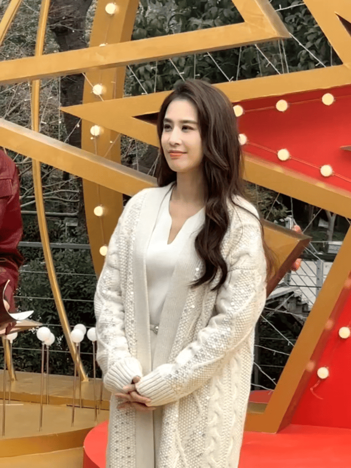 感觉黄圣依胖一点好看多了，以前瘦的皮包骨真的不好看，现在这个样子看起来很有女人味