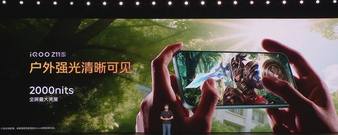 iQOO Z11S 的屏幕采用6.83 英寸 OLED 屏幕，全新一代发光材料，