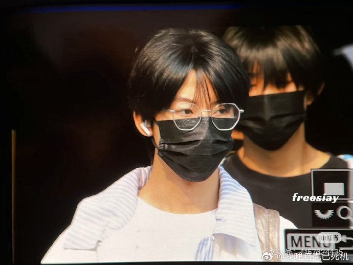 杨博文眼镜白衬衫上班杨博文春日清爽王子感  杨博文眼镜白衬衫上班，杨博文春日清爽