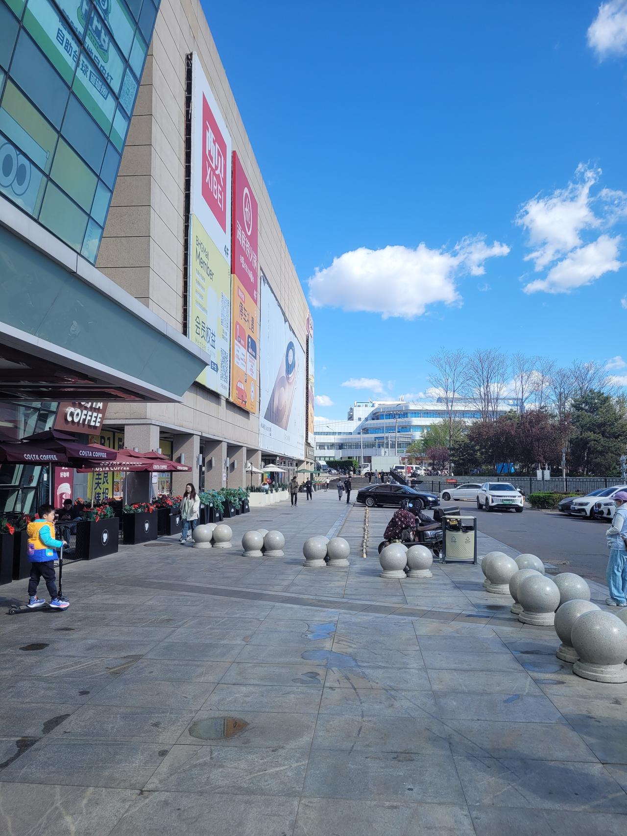 北京人实现蓝天自由了！连续三天。今天昨天都一级优，大蓝天，看预报明天也是优。
