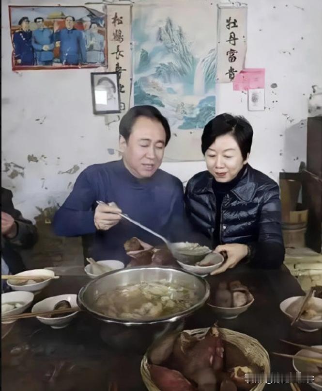 徐家印家墙上挂着的对联，暗示着老许到头来一场空！
忆苦思甜：牡丹富贵终无有，松鹤