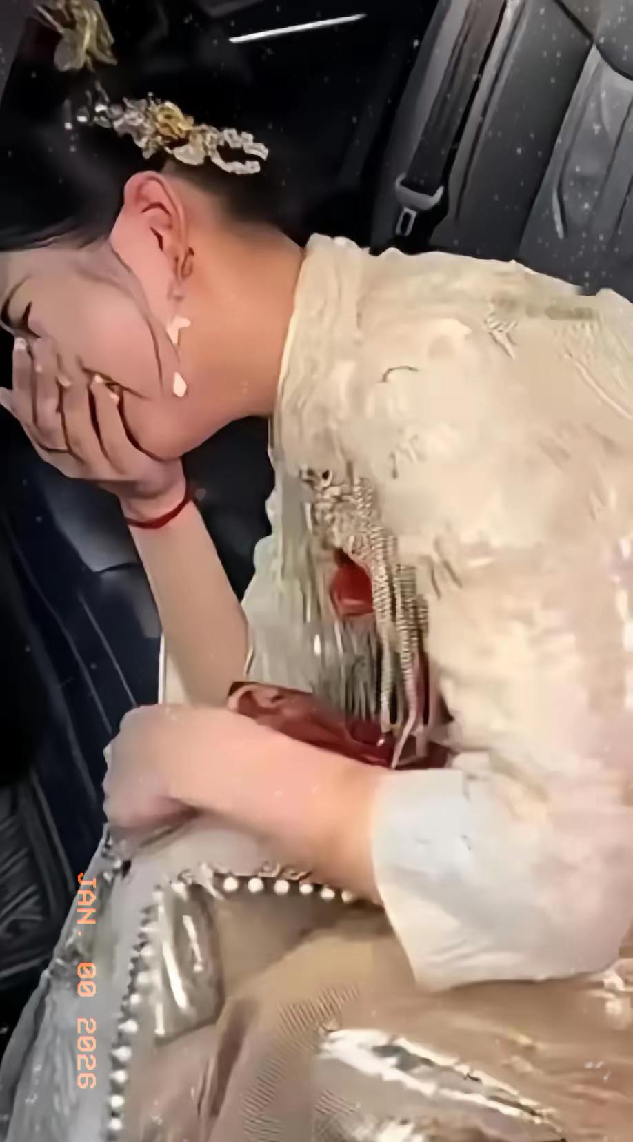 婚车掉头的瞬间，看清了婚姻最该有的样子

婚车临门，一通电话撕碎所有喜庆。父亲猝