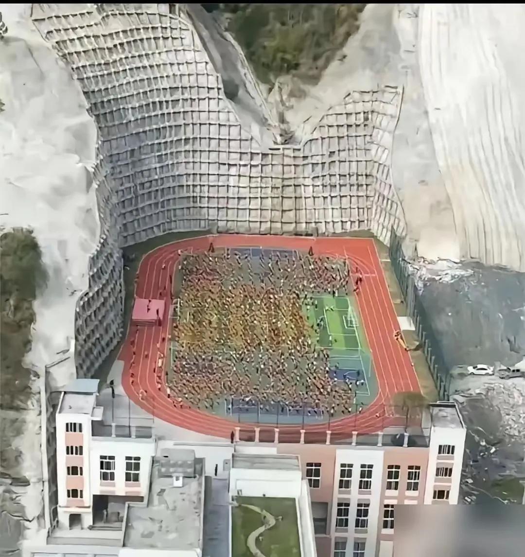 这校园位置不错，三面环山，一面朝阳，真是个好地方