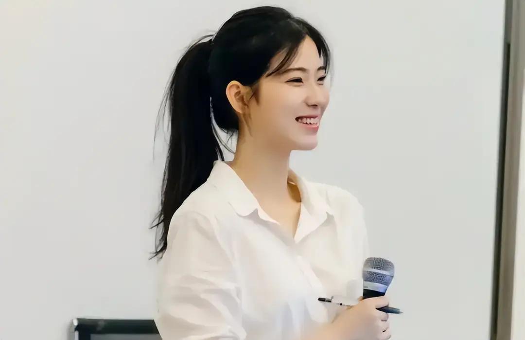 28岁高中女教师新婚当天坠楼身亡，这一悲剧如同一记重锤，击碎了人们对幸福婚姻的美