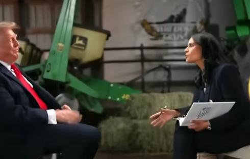 这次特朗普摔麦离场，我支持特朗普，女记者反而应该反思反思，坐在她对面的，不仅是美
