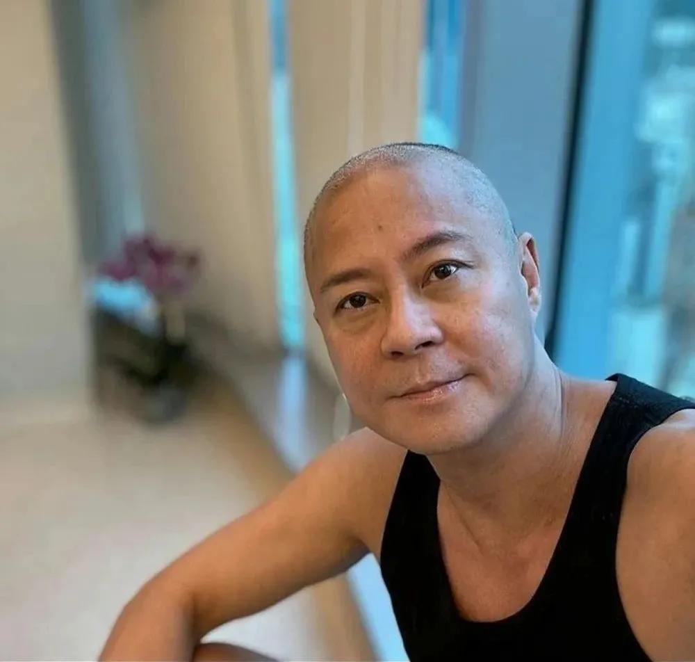 10月20日，57岁的“草蜢”组合成员蔡一杰，在个人社交平台透露自己刚刚完成一个