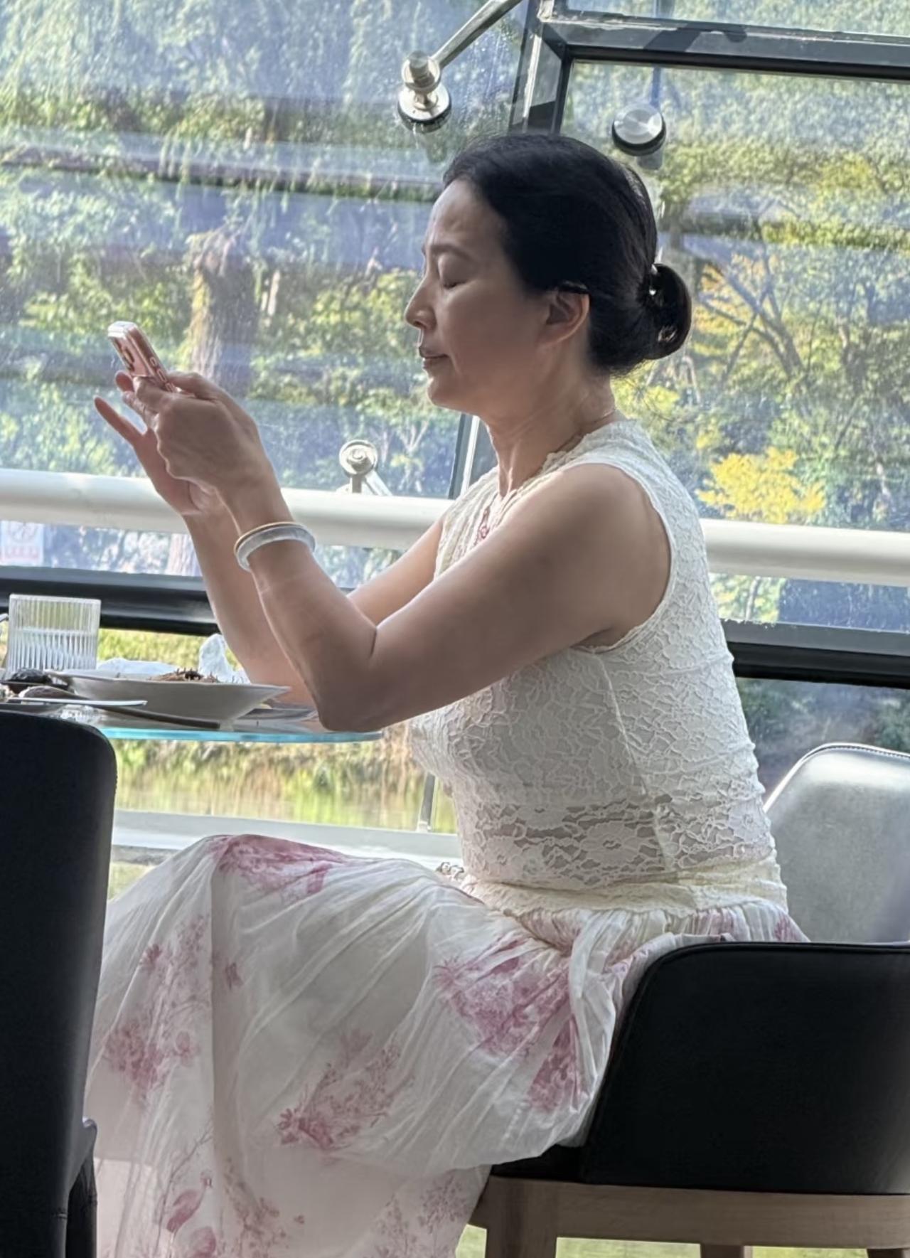 刘亦菲妈妈、67岁的刘晓莉在北京一家餐馆吃饭，穿蕾丝吊带膀大腰圆，扎丸子头翘兰花