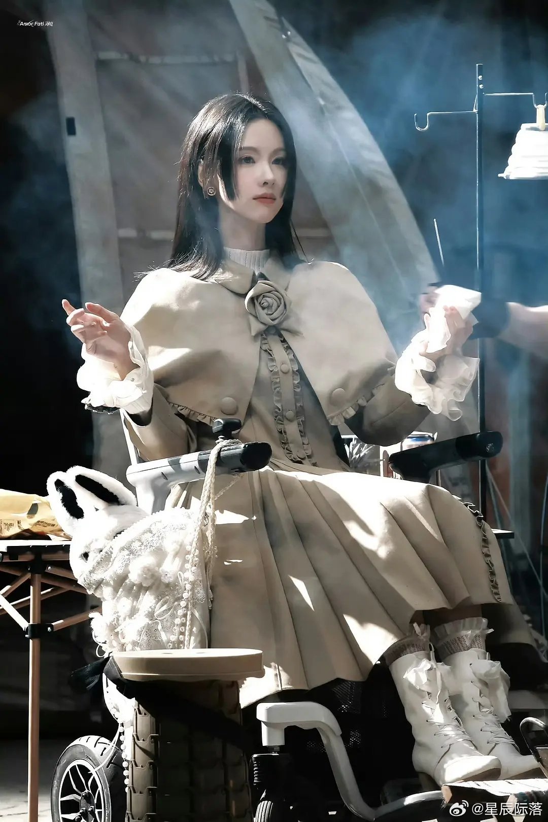 这个轮椅前后对比好好笑，心疼我薇😭 