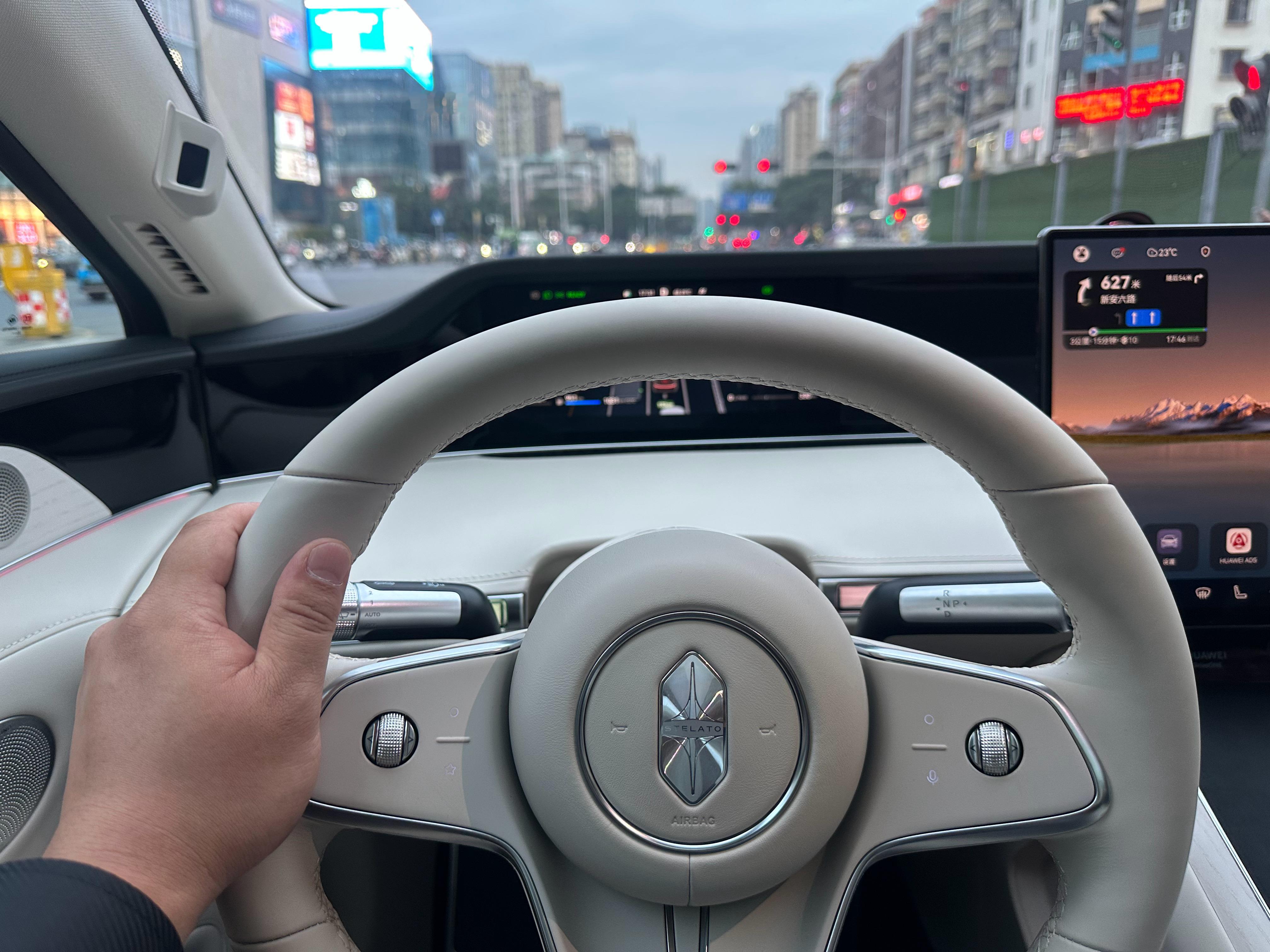 今天开享界S9T，去参加鸿蒙智行车友会晚宴，排满满满啊，好开好看， 深圳