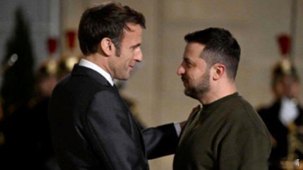 凤凰新闻【马克龙：向泽连斯基分享了访华期间的会谈】当地时间12月6日，法国总统马