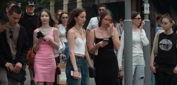 俄罗斯年轻的女子为什么都愿意支持丈夫去前线？其实并不是她们多爱国，只是因为俄罗斯