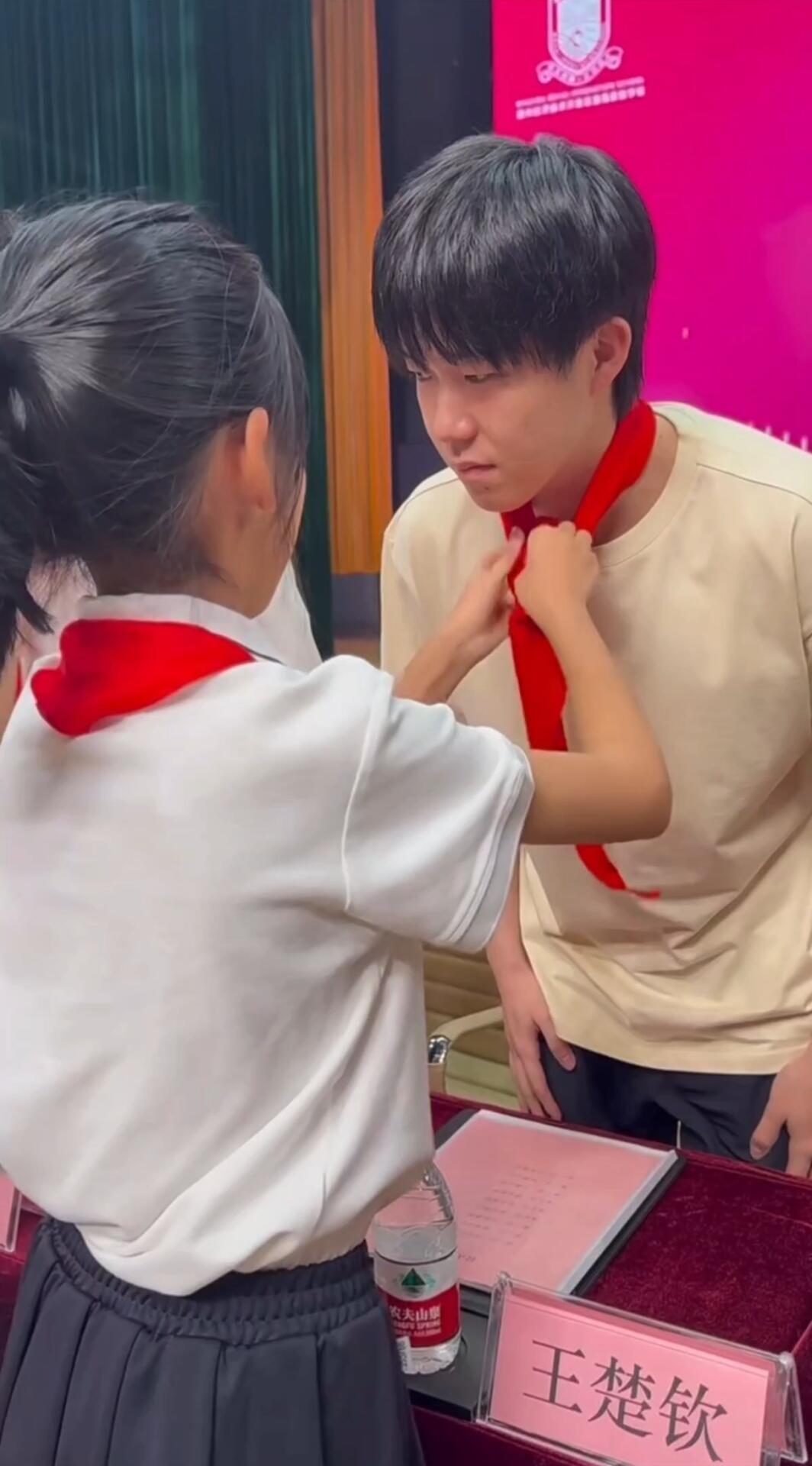 原来王楚钦的红领巾是小学生给他系的，真的就是大哥哥的模样，他真的很有教养分寸，因