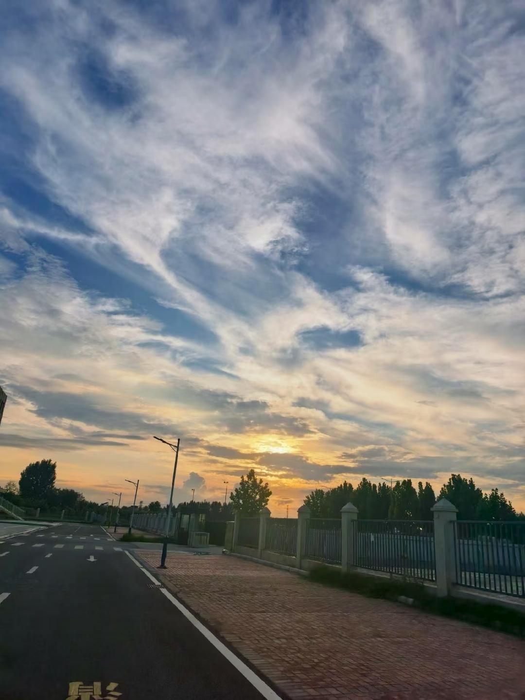 一朋友进入体制内15年，到了瓶颈期，他吐槽现在没有任何帮助，婚姻没有一点助力。