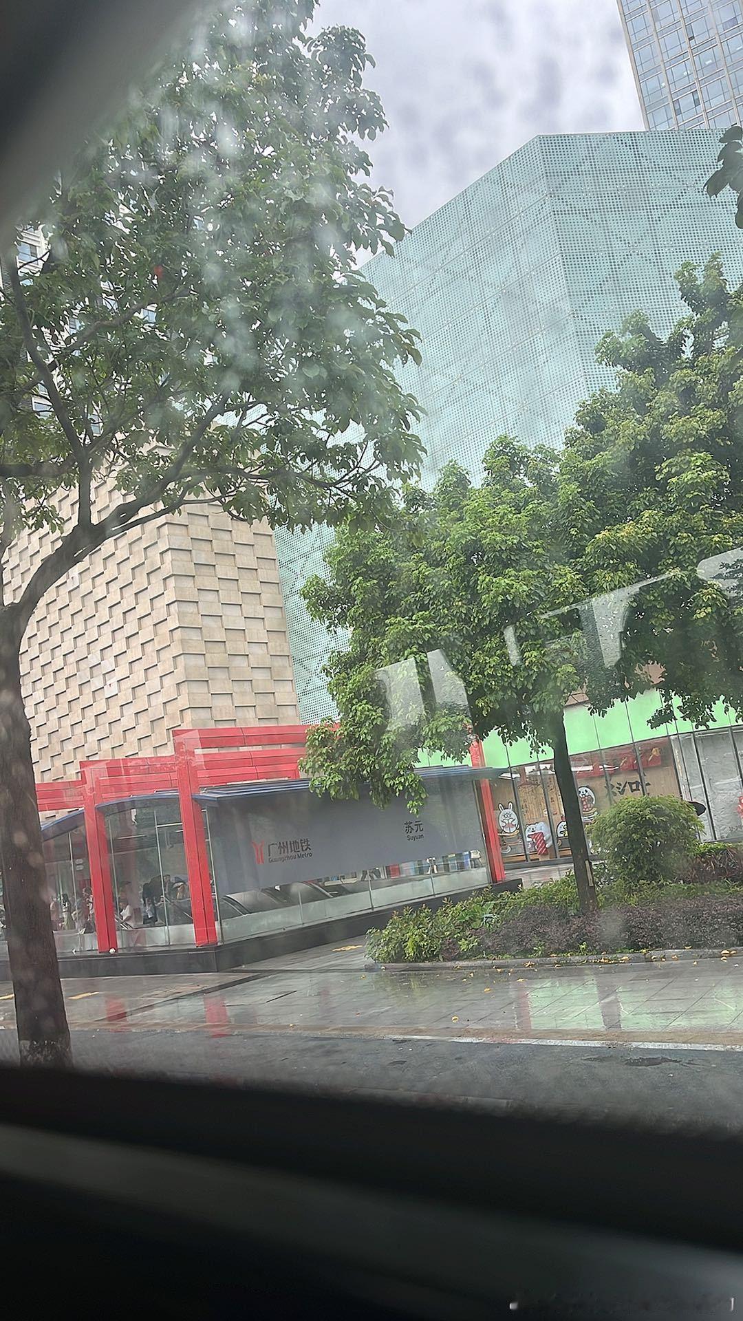 下雨下雨天天下雨下得我都郁闷了😒真的讨厌这种黏糊糊 湿答答的感觉推荐一下哪个城