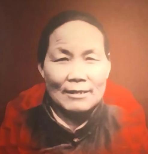 1940年，山东一大娘给八路军煮了浓稠的小米粥，饥饿的战士们狼吞虎咽，班长发觉不