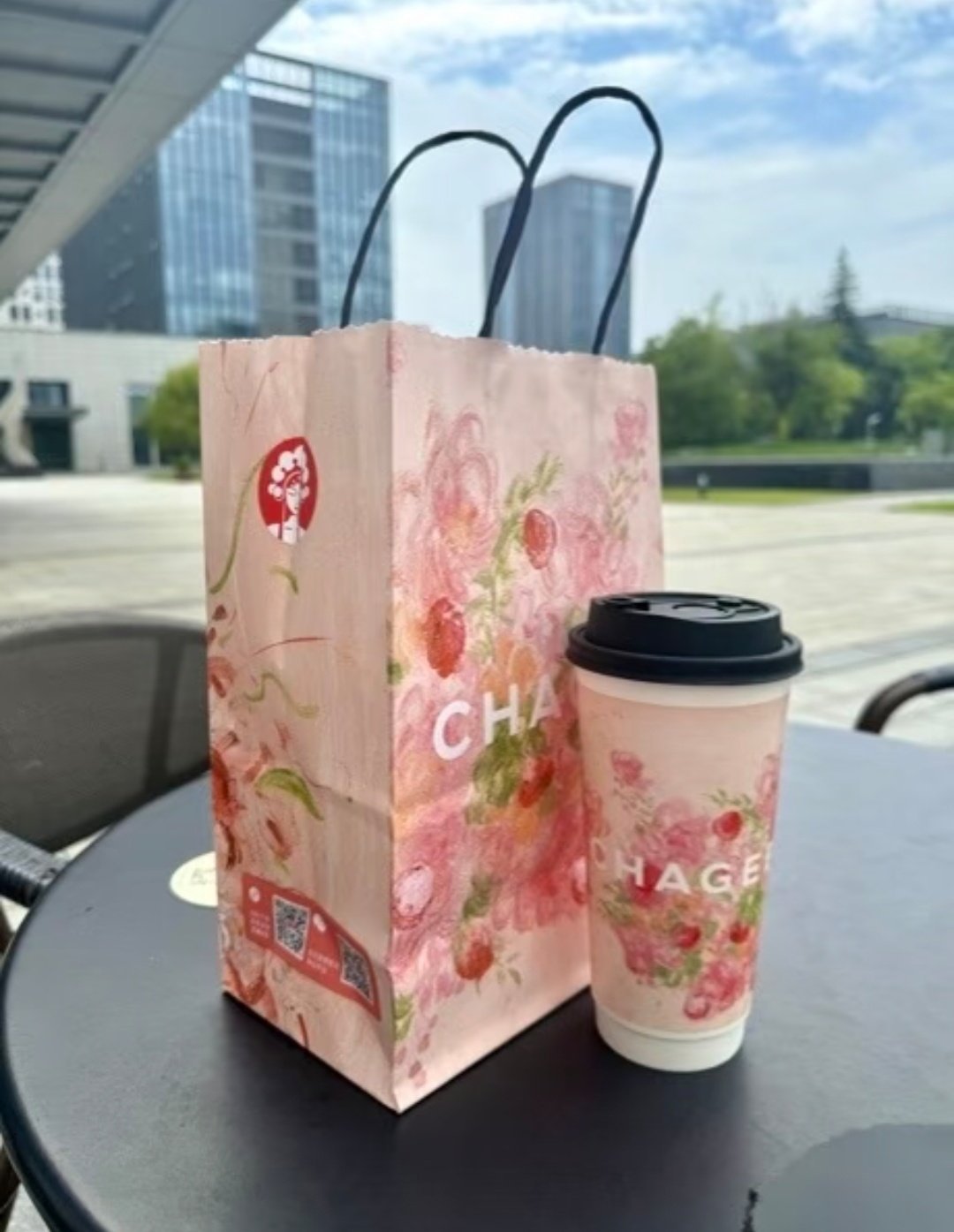 霸王茶姬霸王茶姬 一骑红尘回来了，我的钱包说它不认识我最近的钱包：今天别买奶茶了