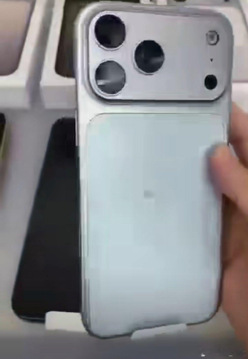 iPhone17ProMax量产机疑曝光马上就要发布会了，还是期待真机吧！ ​​