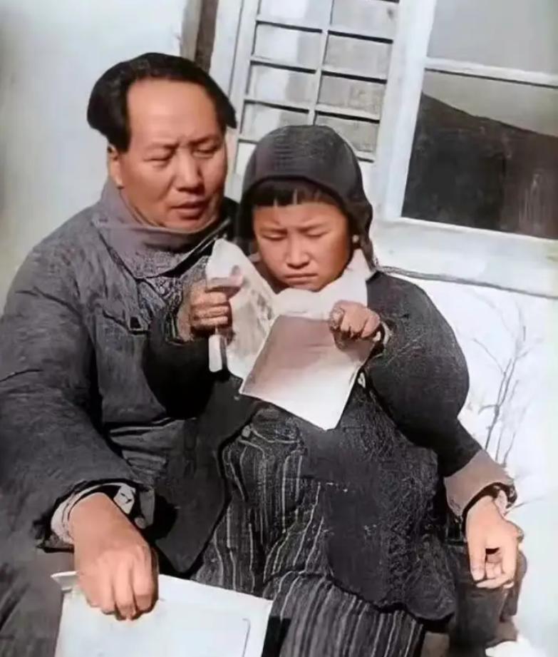 毛主席放下手里的报纸，看着六岁的李讷看书，这么小就识字了！

李讷靠在父亲身边看