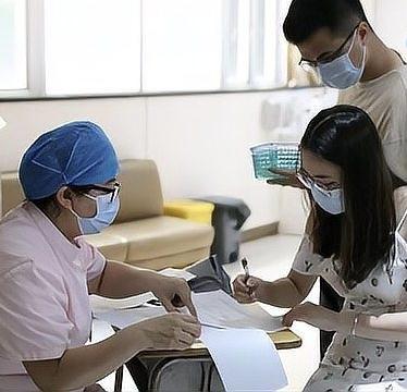 婚检窘迫一幕！
男大夫脱裤检查，女同事闯入，
我僵在床上脸红到爆！
婚检碰上男医