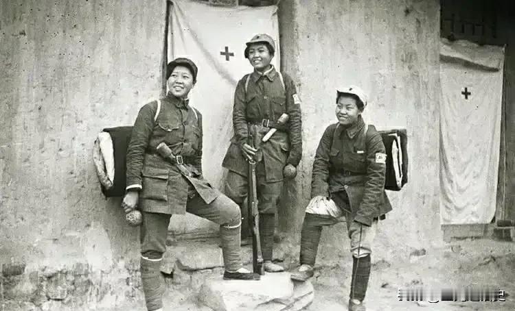 真实的八路军医护兵，打绑腿，穿军装，背着药箱和男兵们一起战斗
影视剧里的八路军医