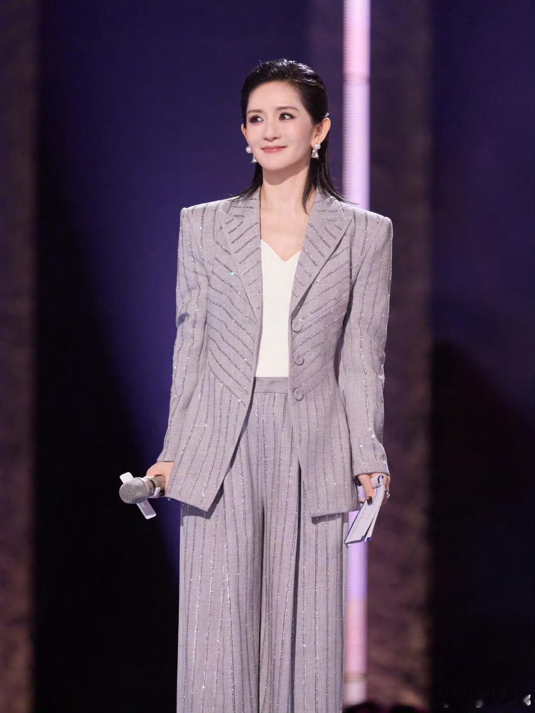 谢娜晒二公粉红色的回忆🎉谢娜《乘风2026》二公晒粉红色的回忆，甜糯粉调直接戳