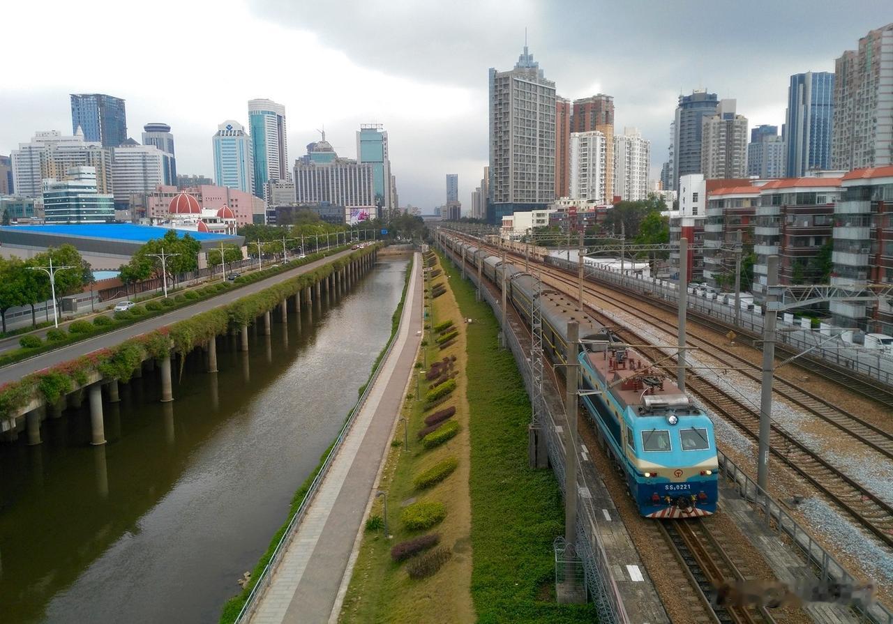 2018年在深圳市区拍摄的广深铁路，有普速客车和动车组。广深铁路广州东到深圳现在