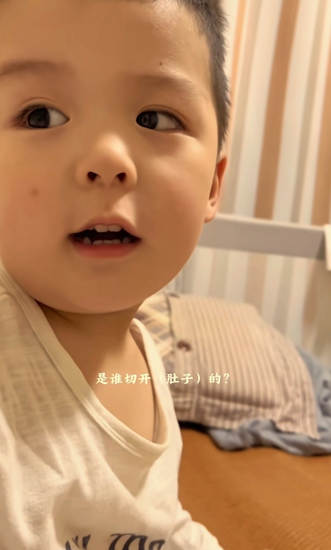 连小孩子都知道生孩子不容易！小朋友问妈妈自己从哪里来，妈妈在解释的时候给小朋友看