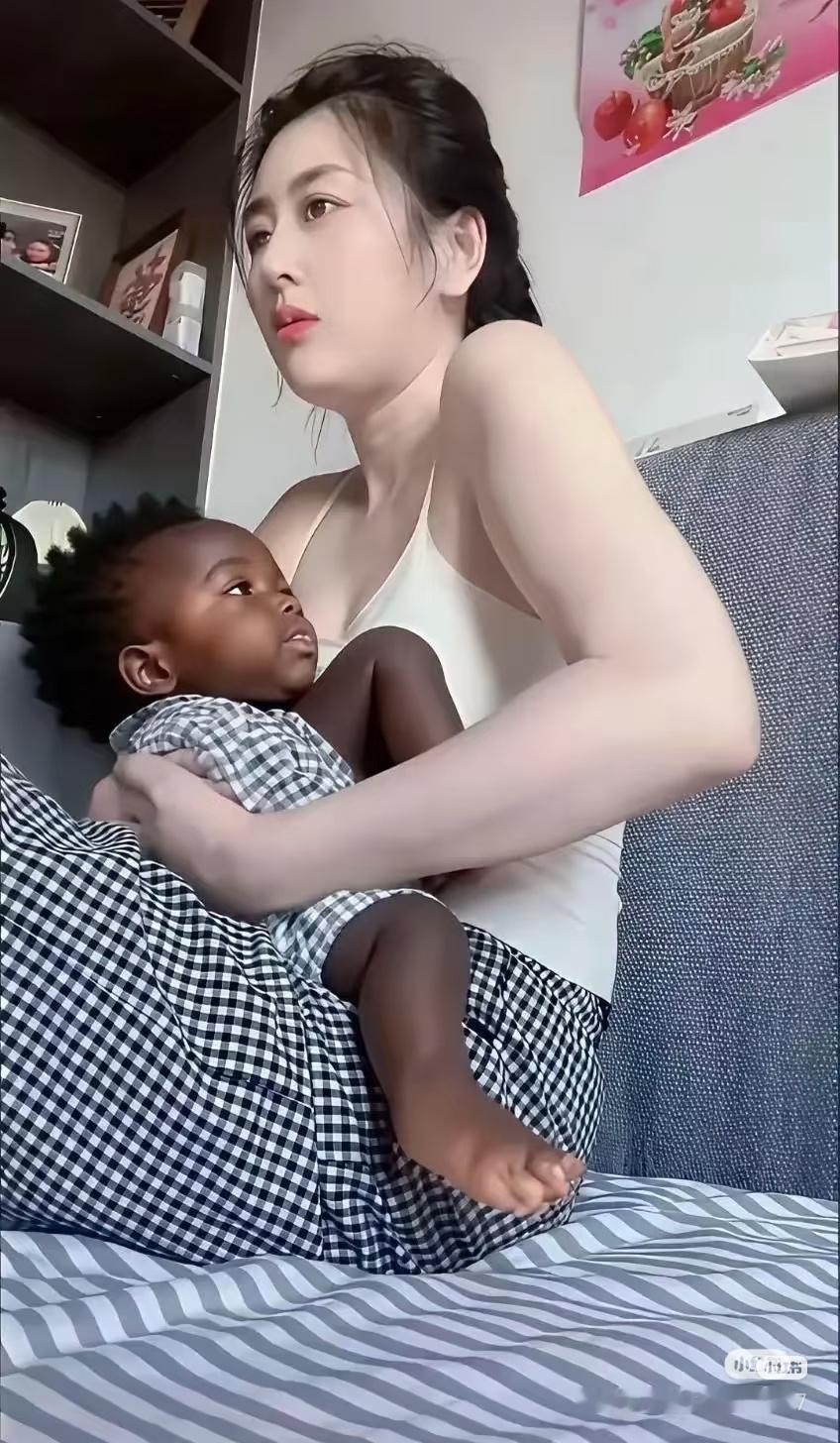母不嫌子丑，子不嫌母白。 