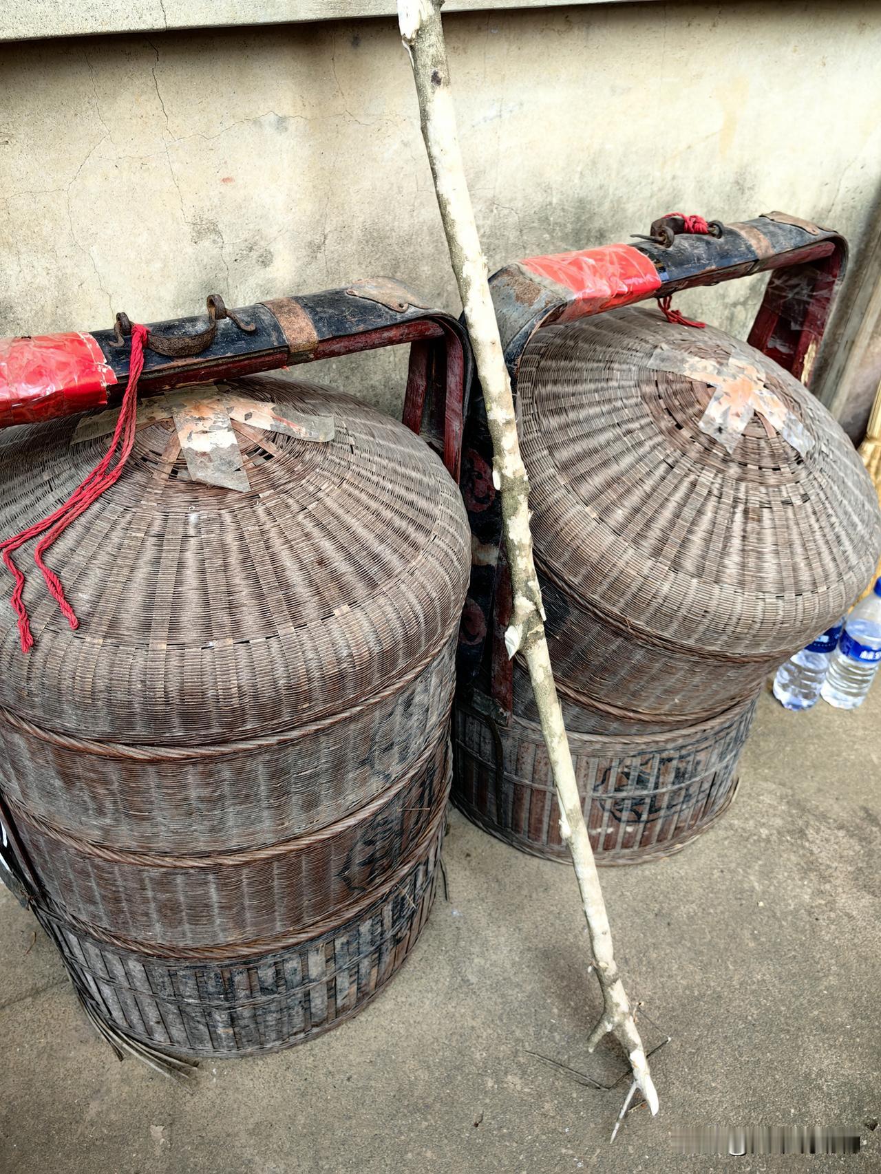 你们知道这个是什么东西吗？传承百年的东西，今天移交给明年祭祖的主办那房。农村神秘